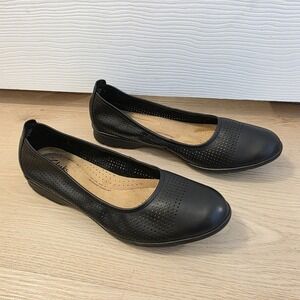 Clarks Black Leather Comfort Arch Support Jenette Ease Perforated Flats Size 10M